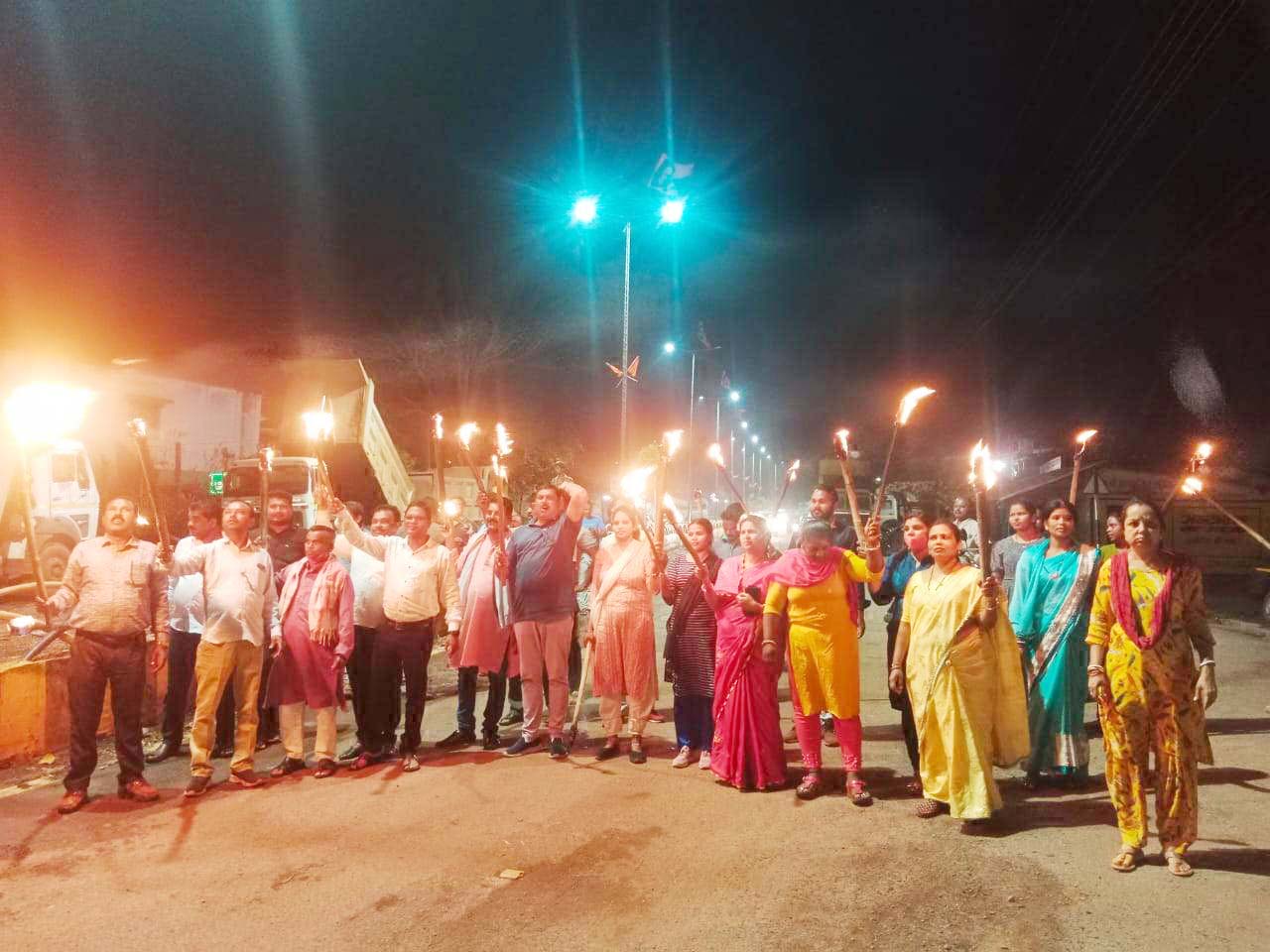 कांग्रेसियों ने निकाली मशाल रैली कांग्रेसियों ने निकाली मशाल रैली