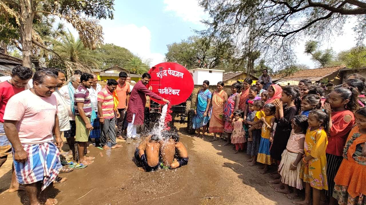रेखचंद ने तीन गांवों में किया टैंकर वितरण
