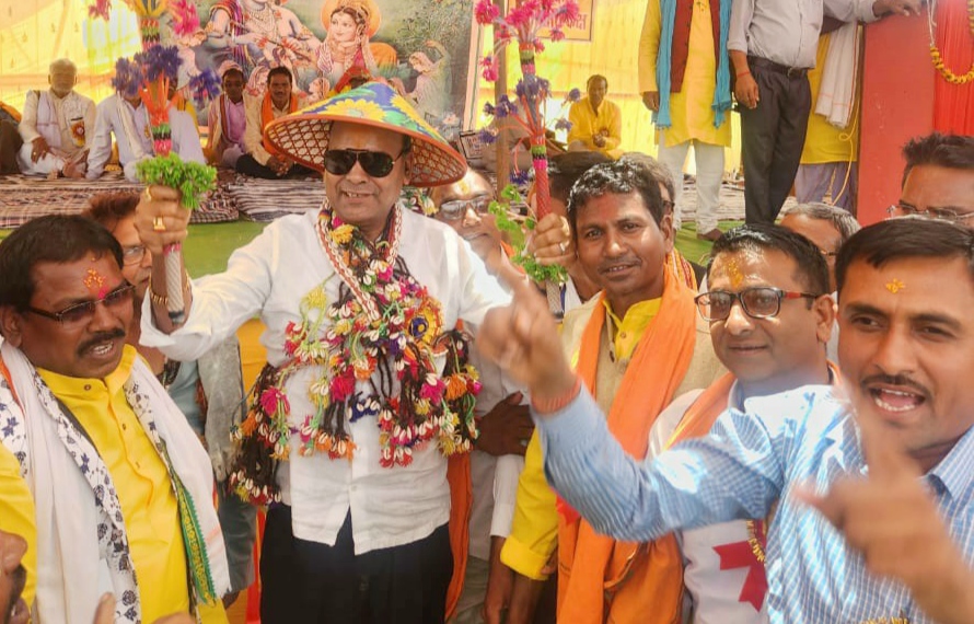 यादव समाज ने खुमरी पहना विधायक का किया सम्मान