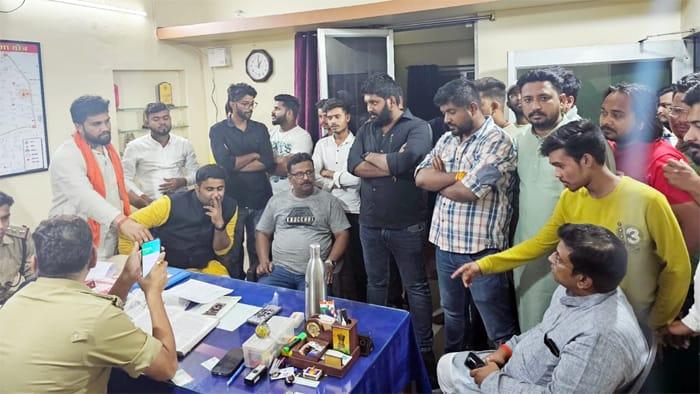 रात युकांइयों को चाकू मारा, थाना घेरा