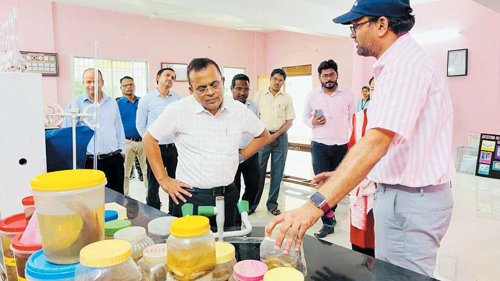 कलेक्टर ने मात्स्यिकी महाविद्यालय का किया निरीक्षण कलेक्टर ने मात्स्यिकी महाविद्यालय का किया निरीक्षण