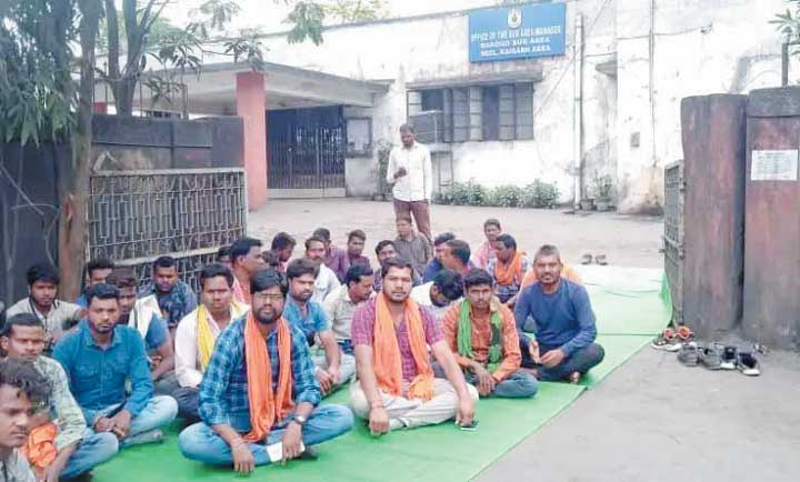 शोषण से मुक्ति के लिए तीन दिनों से कंपनी के गेट पर बैठे कामगार 