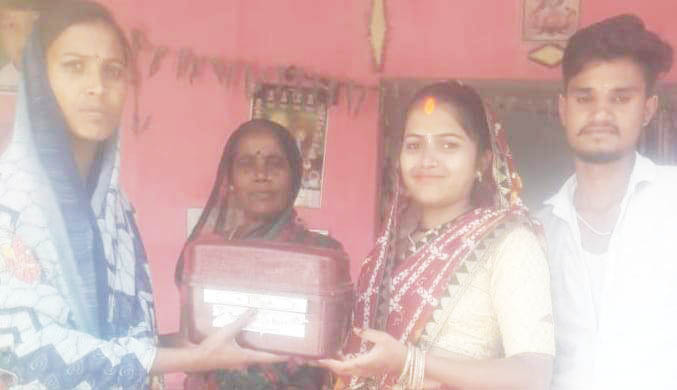 नव विवाहित दंपत्ति को नई  पहल किट का वितरण