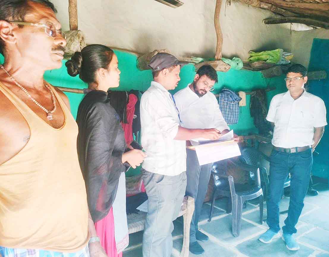 सर्वेक्षण का काम देखने वनांचल पहुंचे कलेक्टर