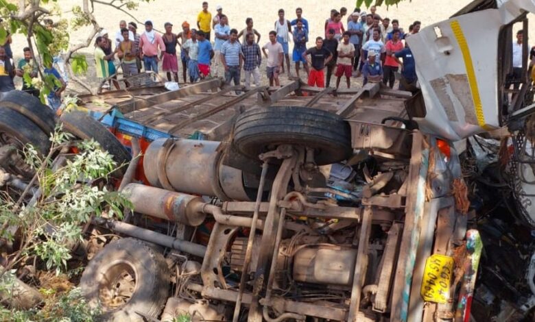 प्याज से भरा ट्रक पेड़ से टकराकर पलटा, एक मौत, 2 घायल