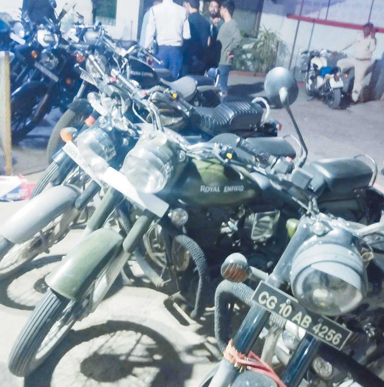 कर्कश साइलेंसर लगी 138 बुलेट गाडिय़ों को पुलिस ने थाने में खड़ा किया