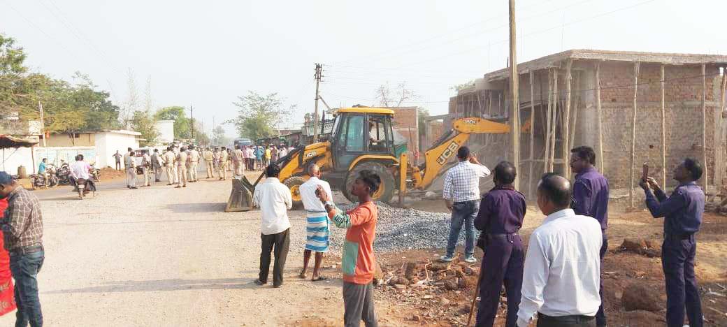 पहली बार 53 अवैध मकान, दुकानों पर चलाया जेसीबी