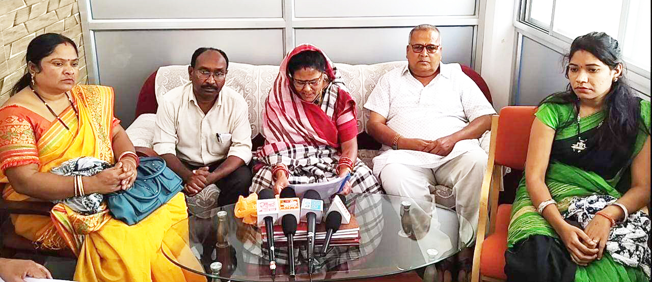 विपक्ष की आवाज केन्द्र की मोदी सरकार दबा रही है, जनता देगी जवाब- चित्रलेखा विपक्ष की आवाज केन्द्र की मोदी सरकार दबा रही है, जनता देगी जवाब- चित्रलेखा