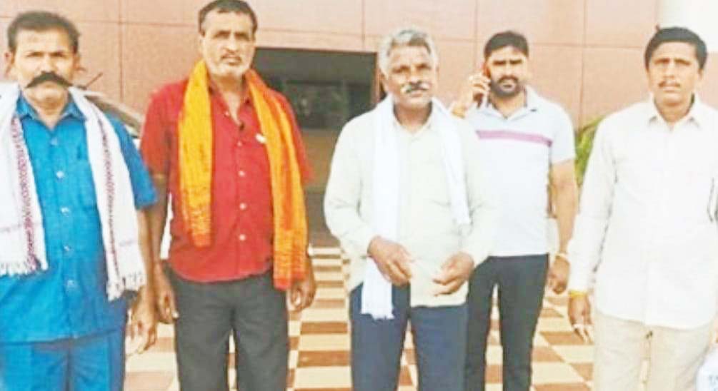 खाते से पैसा काट लिया और खाद भी नहीं दिया