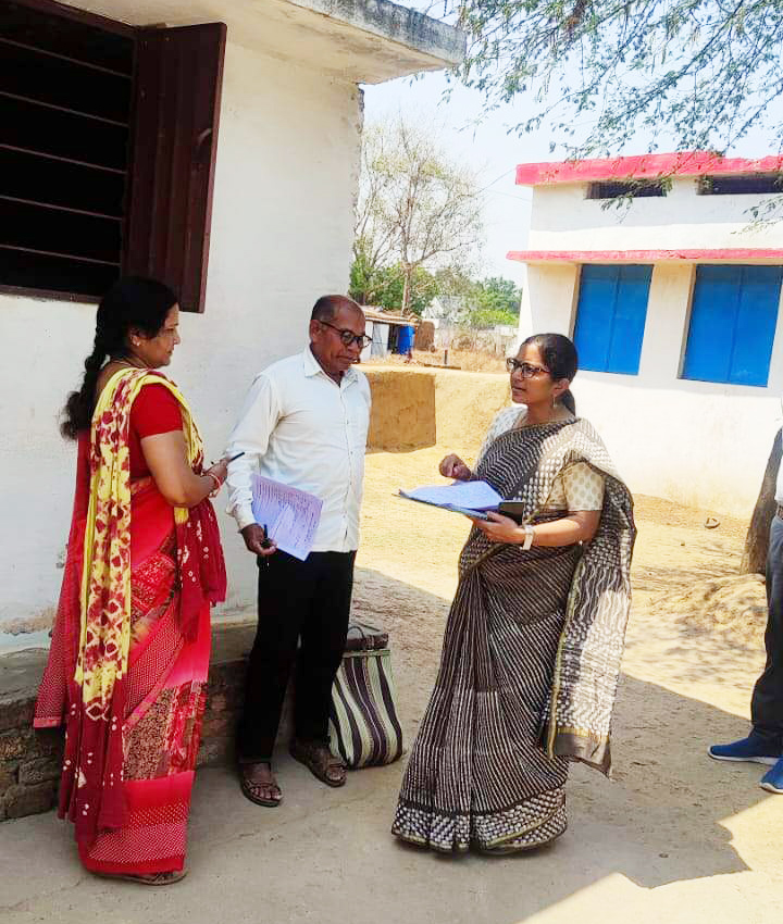 जिपं सीईओ ने सामाजिक व आर्थिक सर्वेक्षण कार्यों का किया निरीक्षण