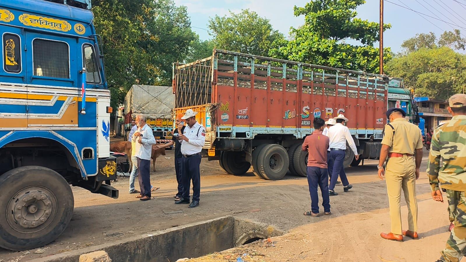 सर्विस लेन में खड़े 16 भारी मालवाहकों पर कार्रवाई, तीन पर एफआईआर