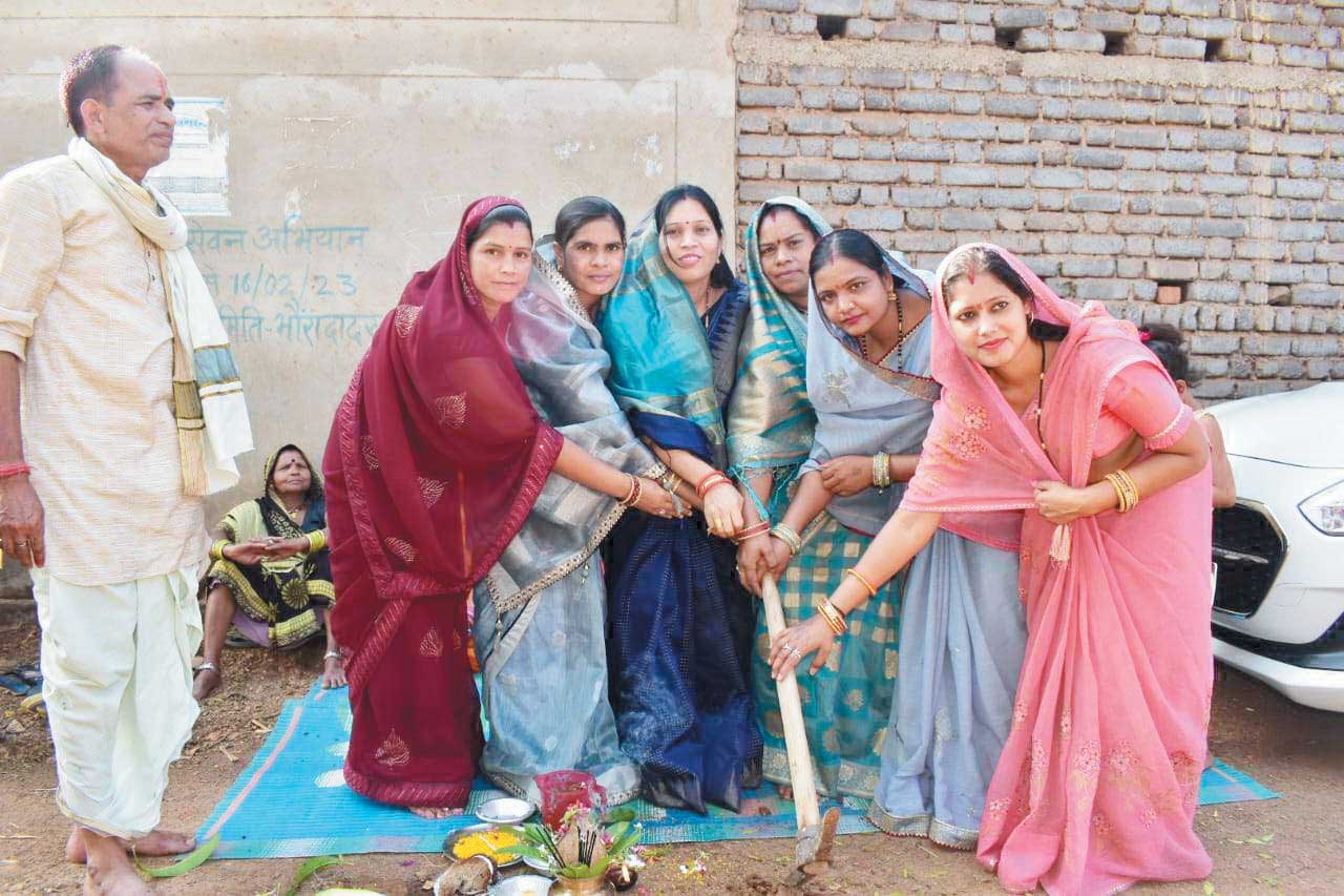 डामरीकरण सडक़ निर्माण का विधायक ने किया भूमिपूजन डामरीकरण सडक़ निर्माण का विधायक ने किया भूमिपूजन