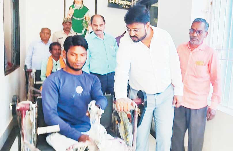  ट्राइसिकल पाकर दिव्यांगों के छलके खुशी के आंसू