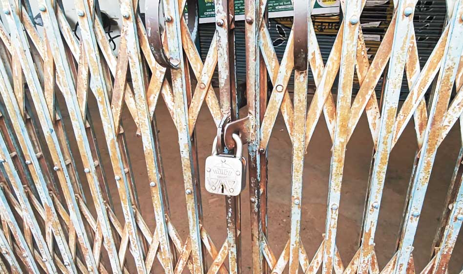 बृहस्पति सिंह की मारपीट के बाद बैंक में ताला बृहस्पति सिंह की मारपीट के बाद बैंक में ताला