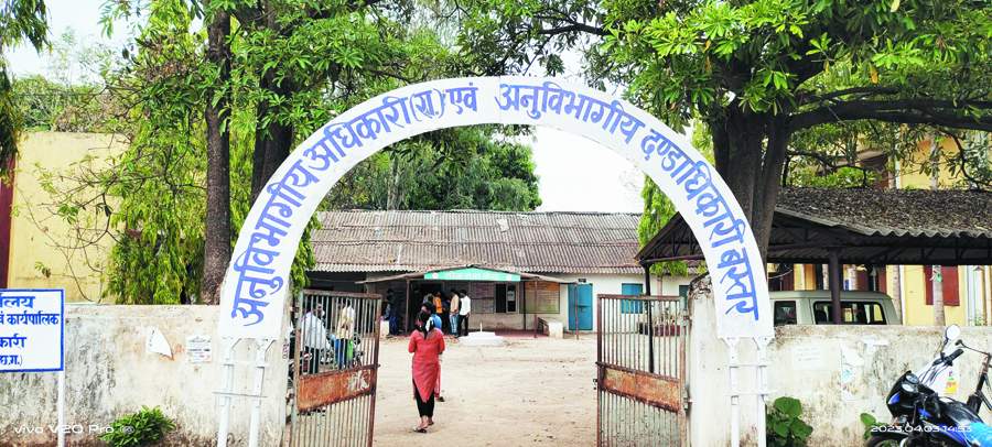 तहसील कार्यालय में शौचालय नहीं