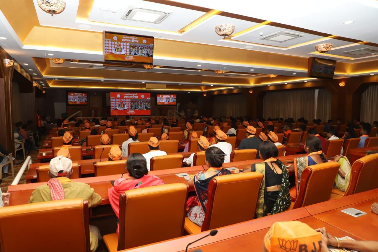 स्थापना दिवस पर भाजपा को कुछ यूं बधाई दी सीएम बघेल ने...