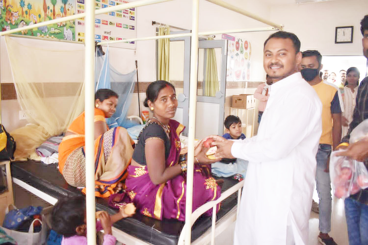 युवा नेता प्रमोद ने मरीजों संग जन्मदिन मनाया