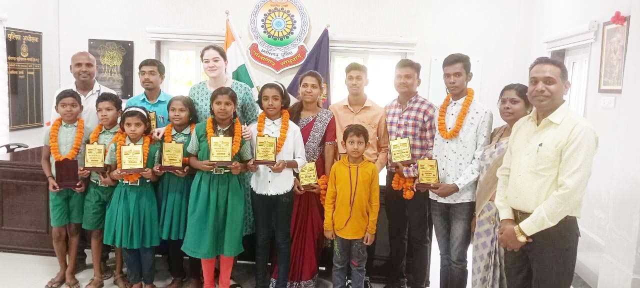 प्रतिभावान छात्र-छात्राओं का एसपी के हाथों सम्मान
