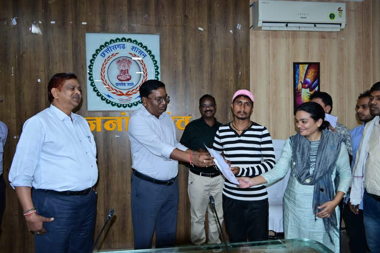 लिटिया के बच्चों को मिला स्थाई जाति प्रमाण पत्र लिटिया के बच्चों को मिला स्थाई जाति प्रमाण पत्र