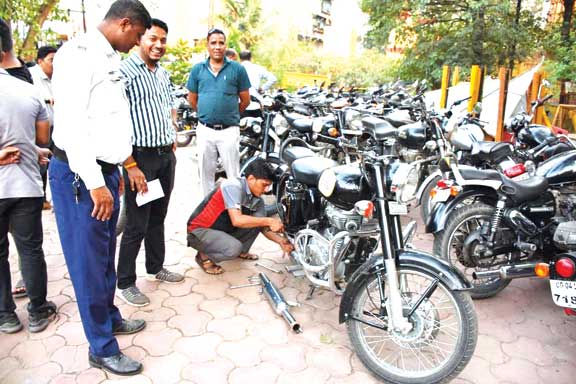 पटाखे वाले मॉडिफाई साइलेंसर लगे 186 बुलेट जब्त