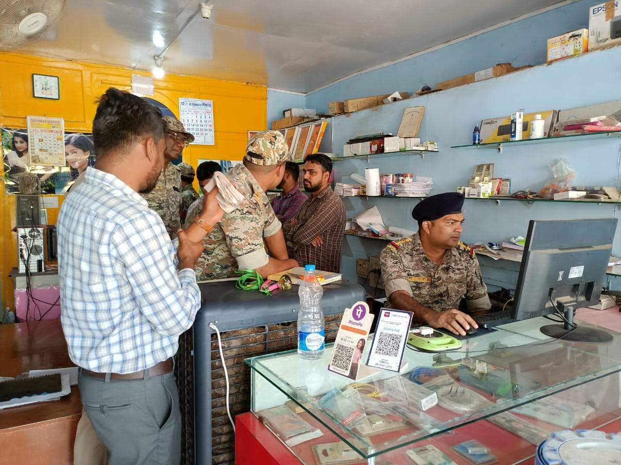 दुकान में बन रहे थे फर्जी आय प्रमाण पत्र,  प्रशासन ने जब्त किए दस्तावेज