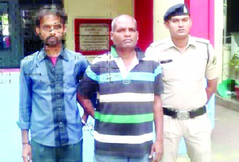 राहगीरों को चाकू से धमकाने वाले दो गिरफ्तार