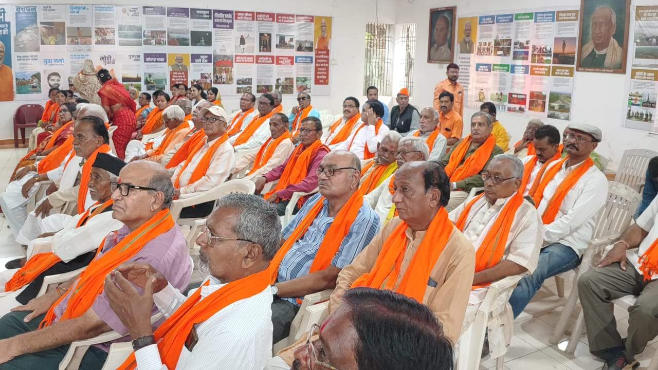 स्थापना दिवस पर भाजपा के वरिष्ठ कार्यकर्ताओं का सम्मान