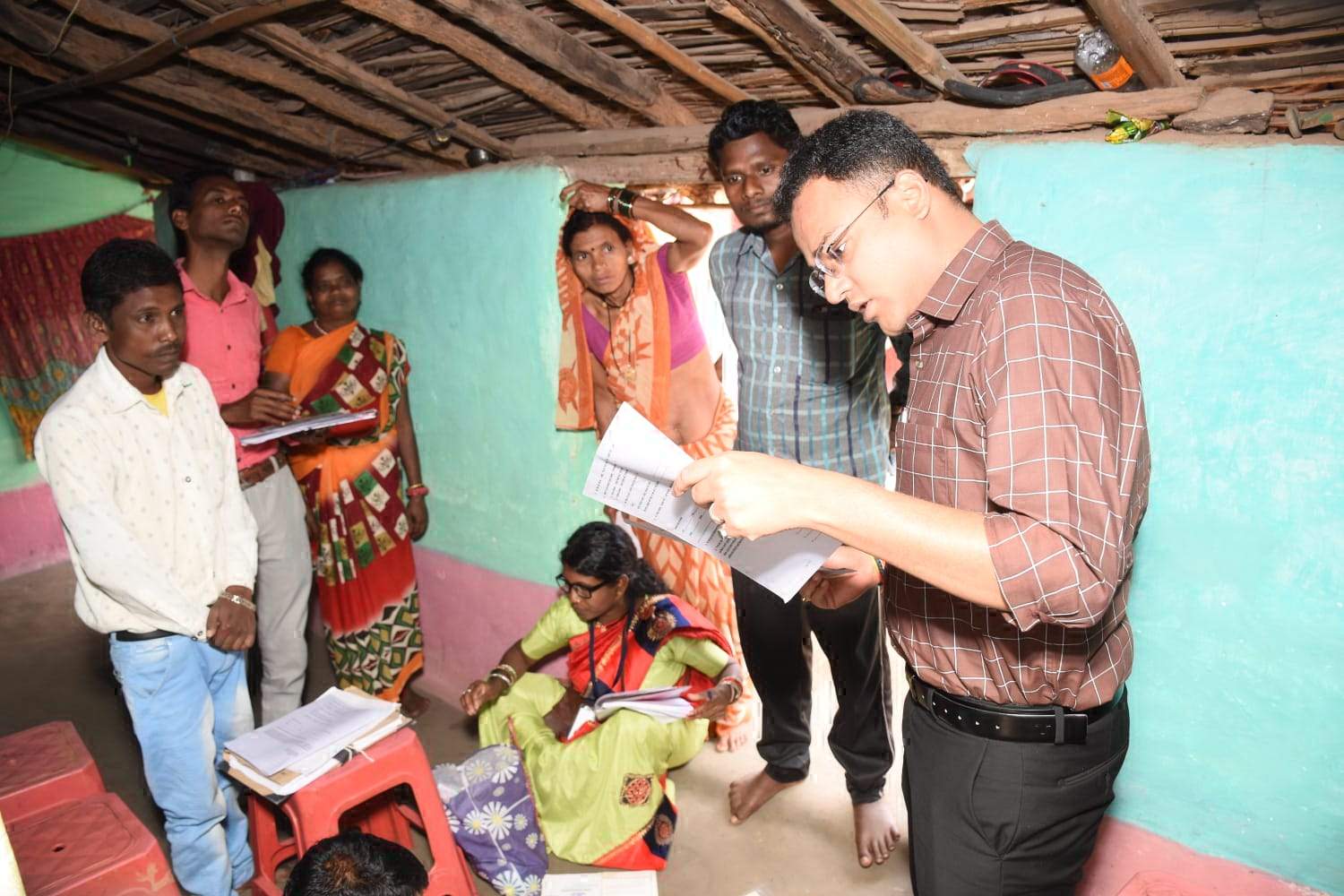 बेरोजगारी भत्ता योजना व सामाजिक आर्थिक सर्वेक्षण की जमीनी हकीकत जानने कलेक्टर ने किया निरीक्षण