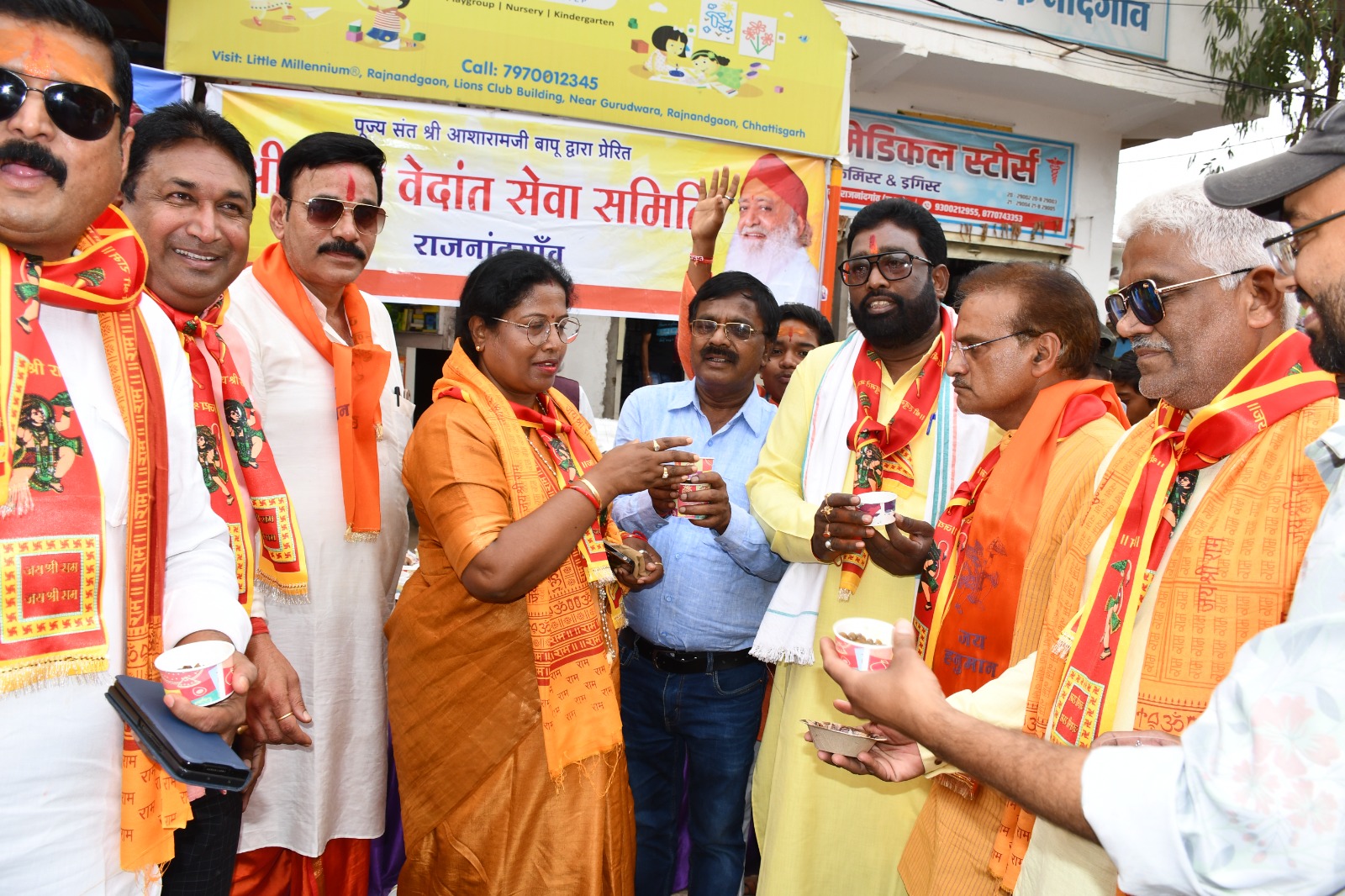 समिति ने हनुमान जन्मोत्सव पर बांटे शरबत-प्रसादी समिति ने हनुमान जन्मोत्सव पर बांटे शरबत-प्रसादी