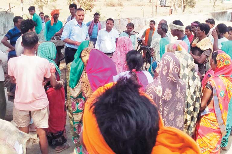 पैदल लंबी दूरी तय कर सामाजिक आर्थिक सर्वे कार्य का जायजा ले रहे कलेक्टर