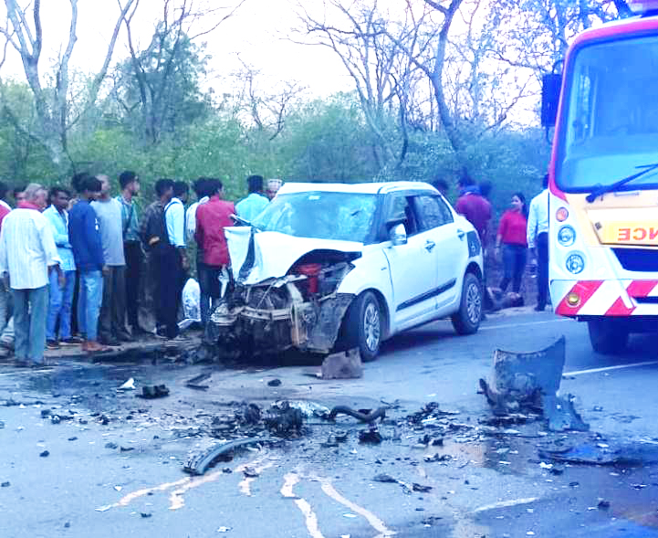  हाईवे पर कारों में टक्कर, 2 मौतें, 5 से ज्यादा घायल