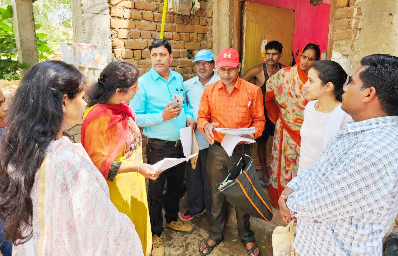 कलेक्टर ने बिलाईगढ़ के गांवों में सामाजिक आर्थिक सर्वे का निरीक्षण किया कलेक्टर ने बिलाईगढ़ के गांवों में सामाजिक आर्थिक सर्वे का निरीक्षण किया