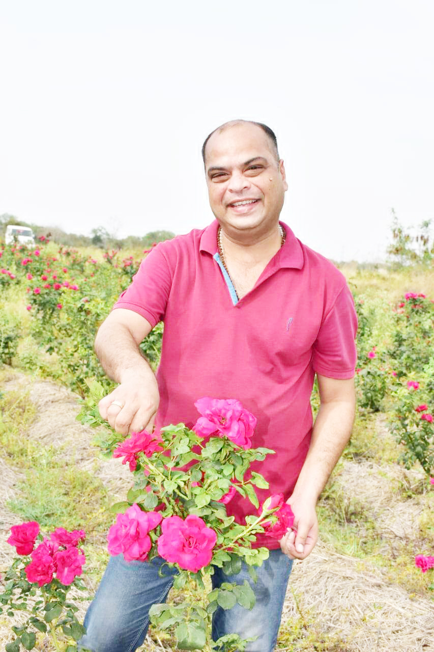फूलों की खेती से महकी किसान की जिंदगी फूलों की खेती से महकी किसान की जिंदगी
