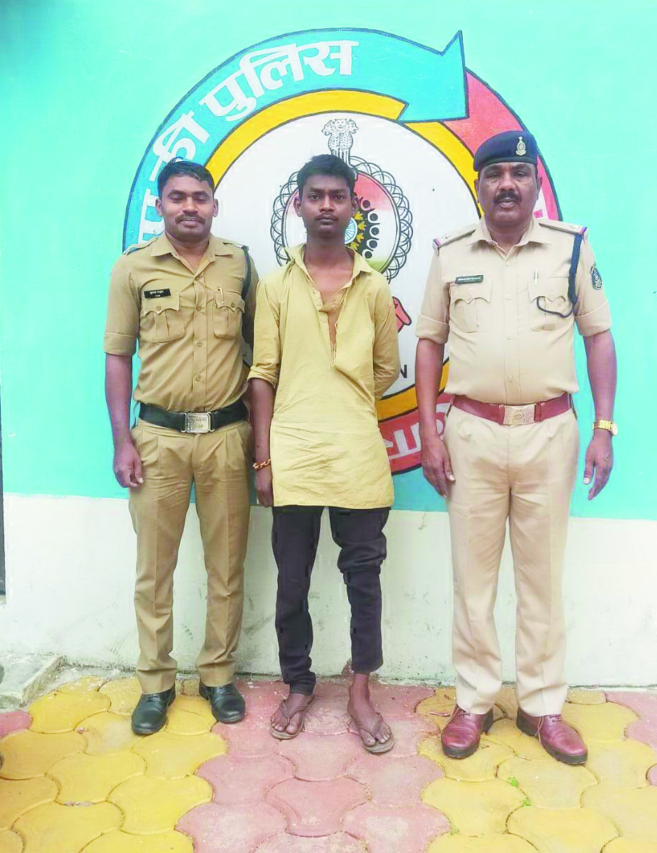 धारदार हथियार के साथ आरोपी पकड़ाया धारदार हथियार के साथ आरोपी पकड़ाया