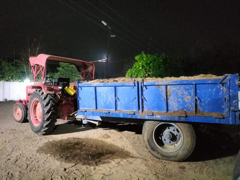 अवैध रेत पर प्रशासन की कार्रवाई, रेत से भरी 2 ट्रेक्टर जब्त