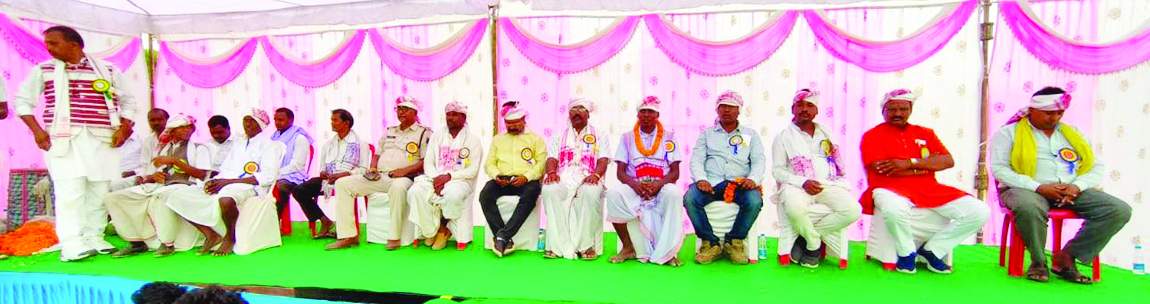 आदिवासी समाज ने सरना स्थल पर की पूजा-अर्चना, निकाली रैली