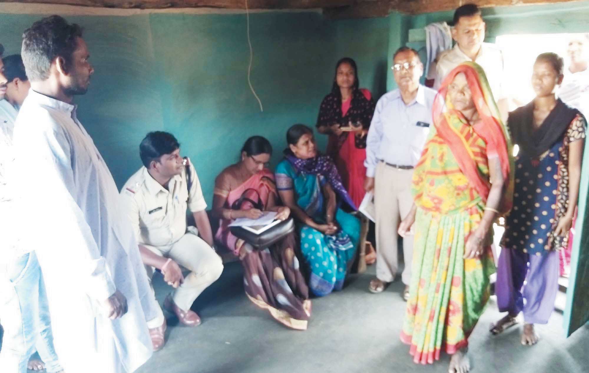 गंदगी में पड़ी थी बापू की तस्वीर, आम नागरिक मंच ने ससम्मान उठाया