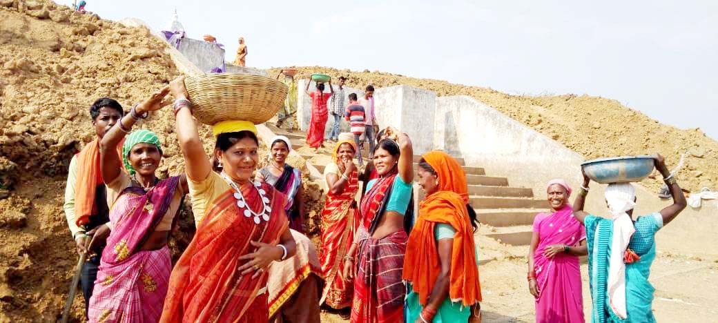 जनपद अध्यक्ष ने ग्रामीणों संग गोदी का काम किया