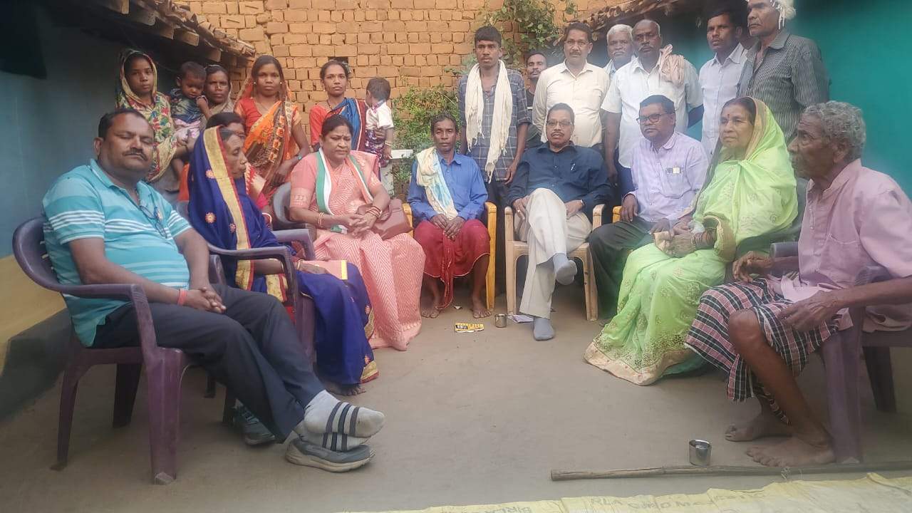 सिहावा विधायक शोकाकुल परिवार से मिलने पहुंचीं