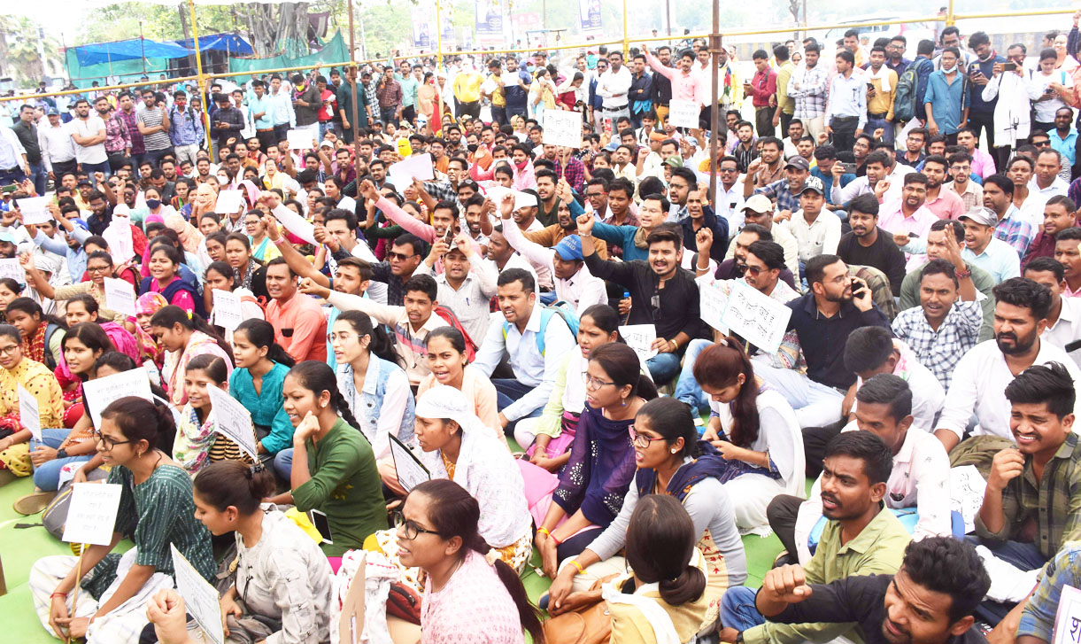 हजारों बेरोजगारों का प्रदर्शन