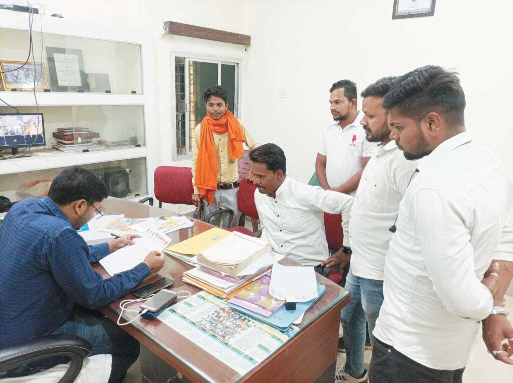 तिउर से मुरलीभांठा तक सीसी रोड बनाने की मांग