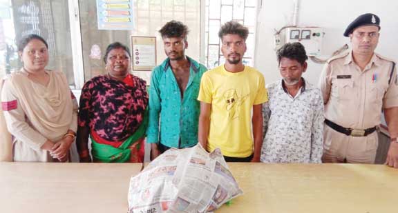 मंदिर के पास खड़े होकर 42 हजार की गांजा बेच चुके थे, 4 गिरफ्तार