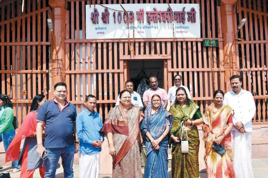 अनिला ने की मां दंतेश्वरी की पूजा, प्रदेशवासियों की खुशहाली की कामना