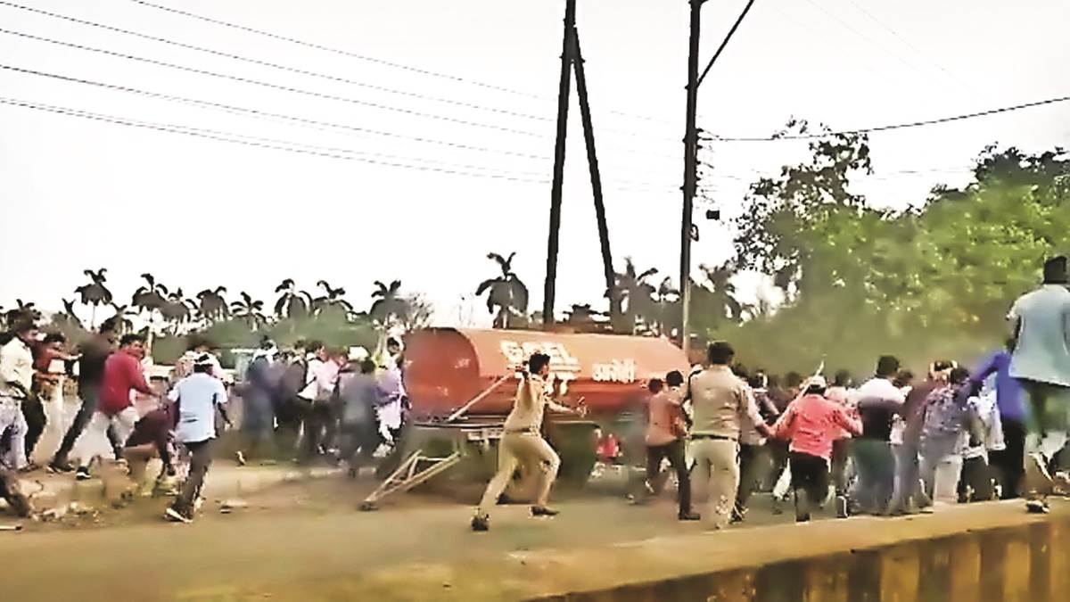 2500 नहीं, हमें नौकरी चाहिए, प्रदर्शन  कर रहे बेरोजगारों पर टूट पड़ी पुलिस