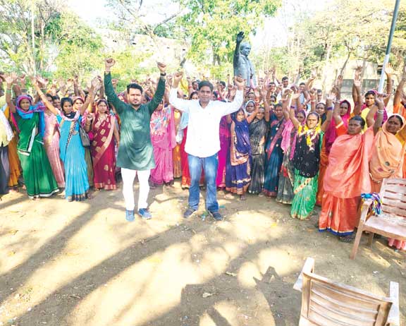 रसोईया महासंघ की अध्यक्ष को पुलिस ने बाल खींच घर से थाने लेकर आई