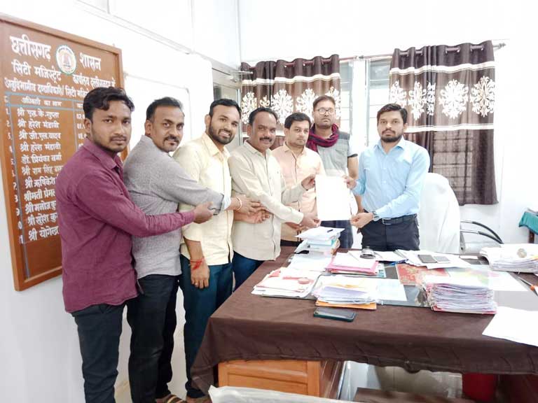 कुसुमकसा के ग्रामवासी व व्यापारी संघ ने कलेक्टर के नाम ज्ञापन सौंपा कुसुमकसा के ग्रामवासी व व्यापारी संघ ने कलेक्टर के नाम ज्ञापन सौंपा