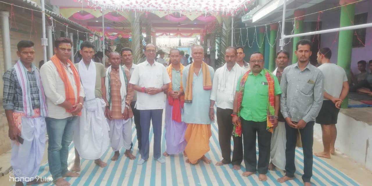 24 प्रहरी नाम यज्ञ में पहुंच पूर्व विधायक ने लोगों की सुख-समृद्धि की कामना की