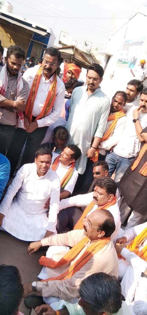 साहू समाज के लोग धरने पर बैठे साहू समाज के लोग धरने पर बैठे
