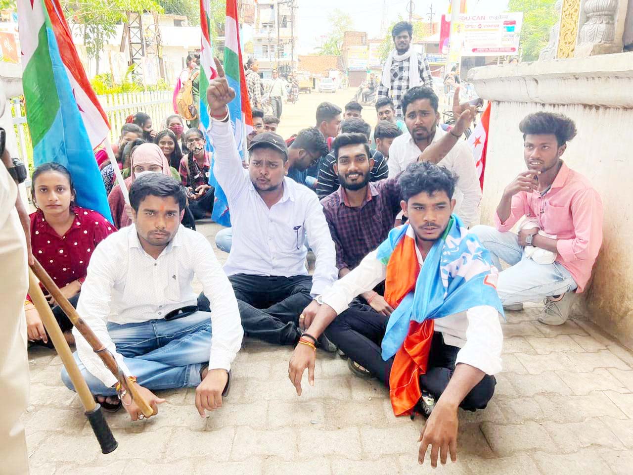एनएसयूआई ने किया कॉलेज का घेराव एनएसयूआई ने किया कॉलेज का घेराव