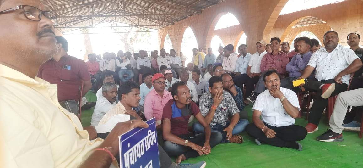 हड़ताली पंचायत सचिवों ने बाइक रैली निकालकर किया प्रदर्शन, मंत्री के नाम सौंपा ज्ञापन